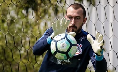 Caíque França, goleiro do Corinthians, passa por cirurgia