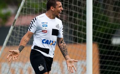 Elano ganha a camisa de Neymar após jogo do Brasil pelas