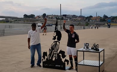 Elenco de basquete do Corinthians homenageia Doutor Sócrates antes