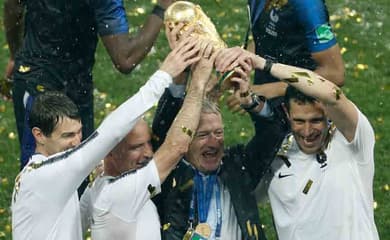 Franceses realizam sonho de erguer a taça da Copa do Mundo; Fotos, Copa do  Mundo