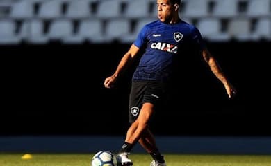 Botafogo pode não ter lateral-esquerdo para enfrentar o Santos