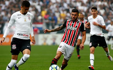 Corinthians e Santos empatam em clássico polêmico e seguem