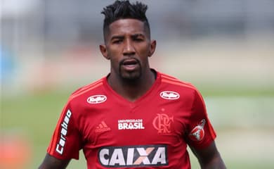 De saída! Lateral-direito do Flamengo está perto de acertar a sua