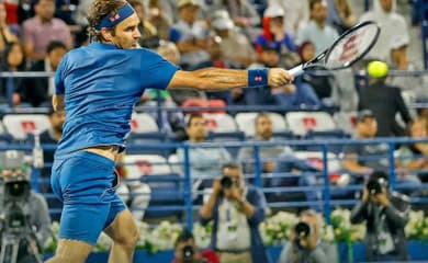 Tenista Roger Federer se detaca em partida de tênis em Dubai 