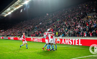 Em jogo emocionante, Slavia Praga vira para cima do Sevilla e vai