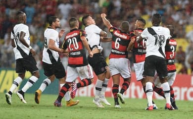 Com polêmicas de arbitragem, Flamengo vence o Santos no último