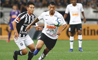 Corinthians volta a oscilar em 'jogo menor', mas avança; agora é