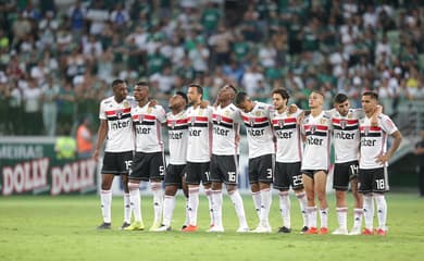 Meia do Bahia publica foto com jogador que provocou a torcida do