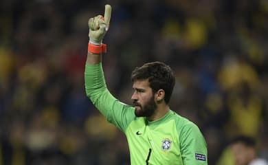 Alisson admite sorte em gol anulado, mas vê 'bola complicada' - Lance!