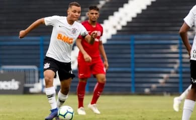 Destaque do sub-17, atacante assina primeiro contrato profissional com o  Corinthians, corinthians