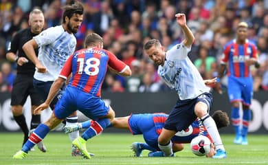 Zaha faz golaço e Crystal Palace busca empate contra o Brighton pelo Inglês  