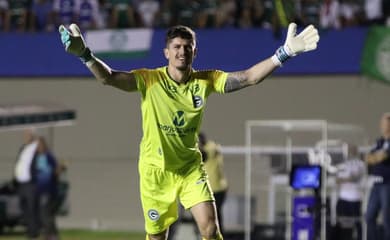 Tadeu, do Goiás, é eleito o melhor goleiro do mês de setembro do Brasileirão