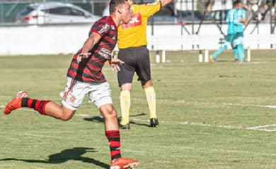 Corinthians se agita no mercado e vai em busca de ex-Flamengo