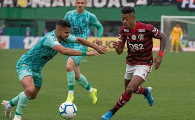 Bruno Henrique marca de cabeça e Flamengo vence Chapecoense na Arena Condá  - TNH1