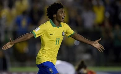 Talles recebe medalha de campeão do Mundial Sub-17 na sede da CBF