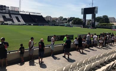 Antes de jogo do Brasil, torcida entra no clima com pintura no