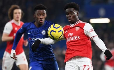 Arsenal sai atrás, mas busca o empate com o Chelsea no clássico