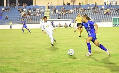 Goleira vira 1ª mulher a jogar na elite do futebol americano