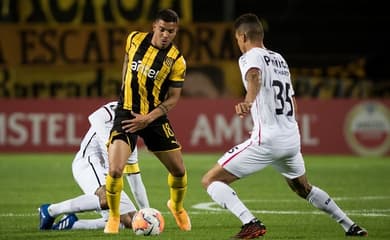 Pin de 2 3 em 07  Jogadores de futebol, Fotografia de futebol, Futebol