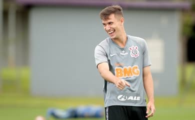 Lucas Piton faz primeiro treino com o elenco do Corinthians após