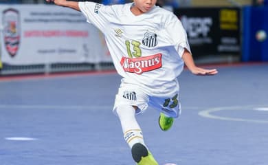 Vídeo: habilidade de meninos jogando bola na rua da Vila Belmiro