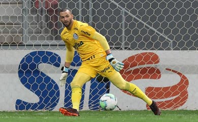 O bom goleiro WEVERTON tem problemas com pênaltis,tem que treinar mais