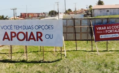 Outdoor de publicidade com jogo de futebol ao vivo