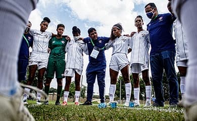 Santos goleia Flamengo e avança à semifinal do Brasileiro feminino