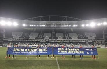 Jogadores de futebol em ação. bola de futebol no campo central. dois  jogadores de futebol no estádio em movimento. estádio