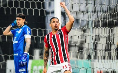 São Paulo sai na frente, Corinthians busca empate e lidera o