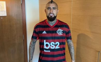 Vidal comemora gol marcado por Isla na vitória do Flamengo