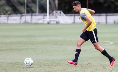 Avelar diz que estreia como zagueiro pelo Corinthians foi melhor