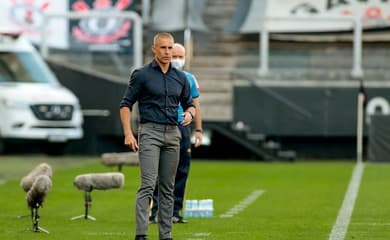 Sylvinho afirma que o time está jogando bem, mas que ainda passa por  construção