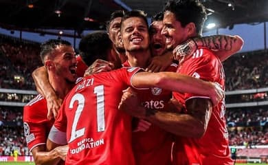 Benfica vence PSV e se aproxima da fase de grupos da Champions