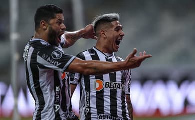 Torcida atira granada em campo no Irã