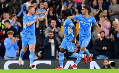 Manchester City goleia Wycombe e avança na Copa da Liga; Liverpool