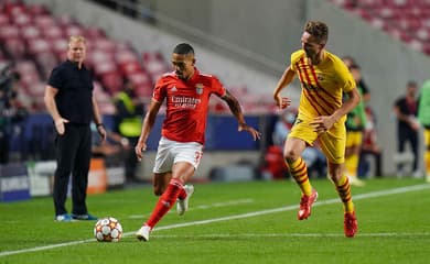 Gilberto comemora marca de 50 jogos com camisa do Benfica - Lance!