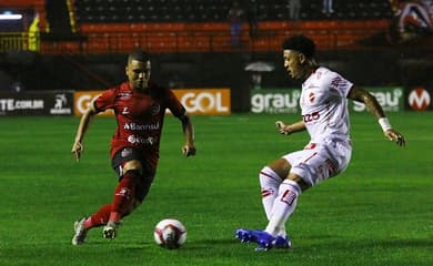 Após marcar dois gols pelo Goiás e deixar o campo de ambulância