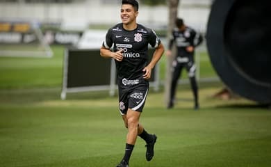 Lucas Piton faz primeiro treino com o elenco do Corinthians após