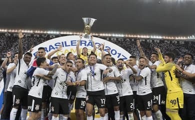 Troféu empate: torcedores do Vasco fazem a festa após equipe não