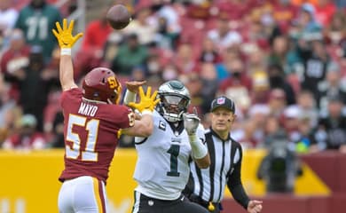 Hurts escapa de ser atingido após grade desabar em jogo dos Eagles