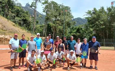 Escolinha de Tênis Cadeiras na Quadra