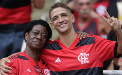 Valor da nova camisa do Flamengo recebe críticas de torcedores na web: 'Vem  com o Arrascaeta?' - Lance!