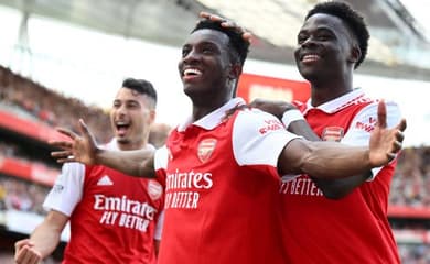 Arsenal vence jogo com viradas e gol no último lance para seguir