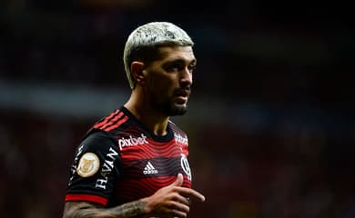 Valor da nova camisa do Flamengo recebe críticas de torcedores na web: 'Vem  com o Arrascaeta?' - Lance!