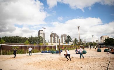 Entre prédios luxuosos, Beach Tennis com famosos é sucesso em São Paulo –  Vírgula