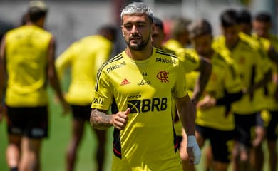 Valor da nova camisa do Flamengo recebe críticas de torcedores na web: 'Vem  com o Arrascaeta?' - Lance!