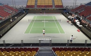 Bizarro! Excesso de umidade na quadra suspende rodada no ATP de Nápoles -  Lance!