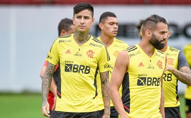 Flamengo anuncia a contratação do volante chileno Erick Pulgar