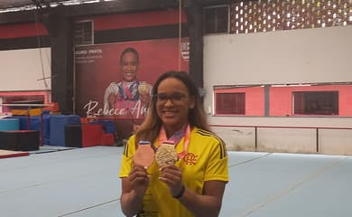 Campeão Russo Da Fitness Posou Com Troféu Em Itália Fotografia